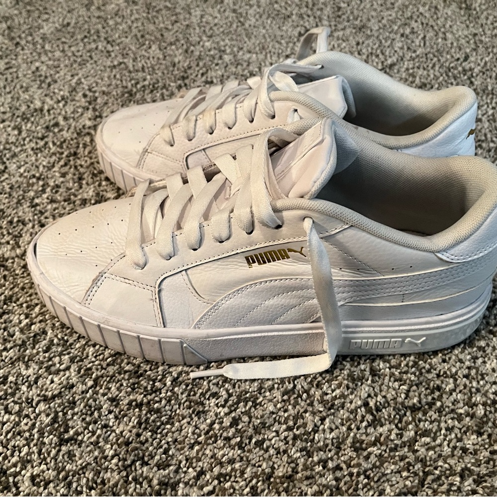 White PUMA Tennies